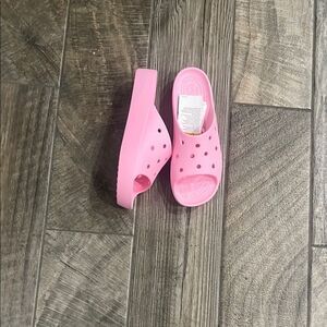 NWT CROCS Pink 1.5”Platform Shoes with vented top Accents
